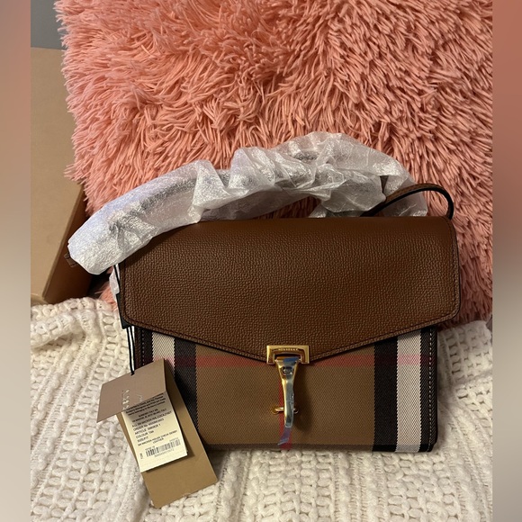 Burberry - Picture 3 of 5